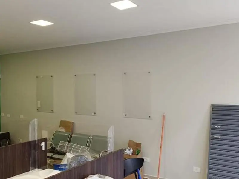 Interior — logo em letra caixa verde