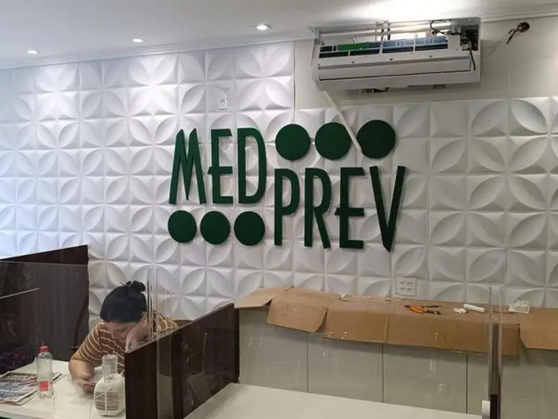 Fachada completa — vitrine + logo