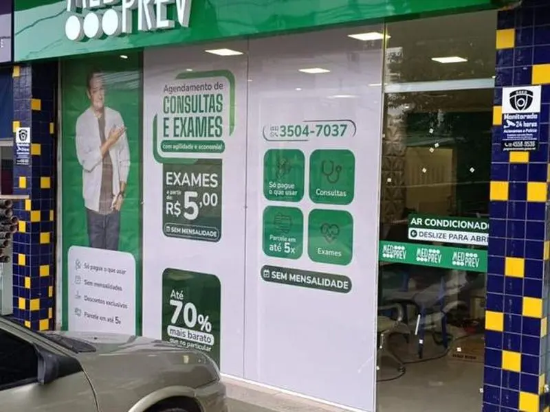 Fachada aberta — comunicação visual
