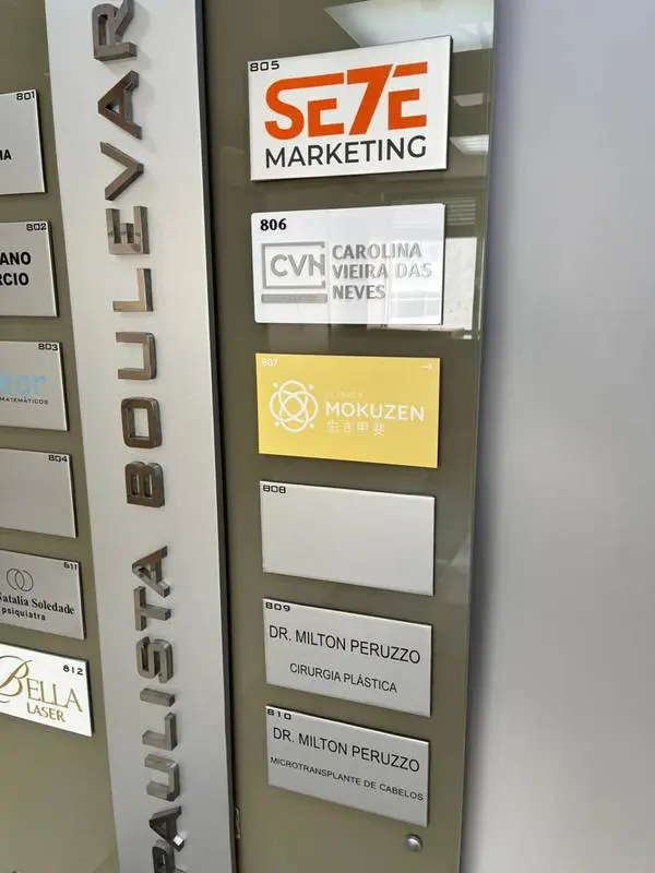 Mokuzen — Sinalização no totem do edifício