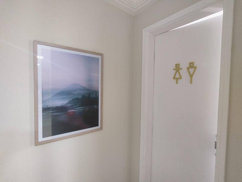 Mokuzen — Pictogramas de banheiro em MDF dourado