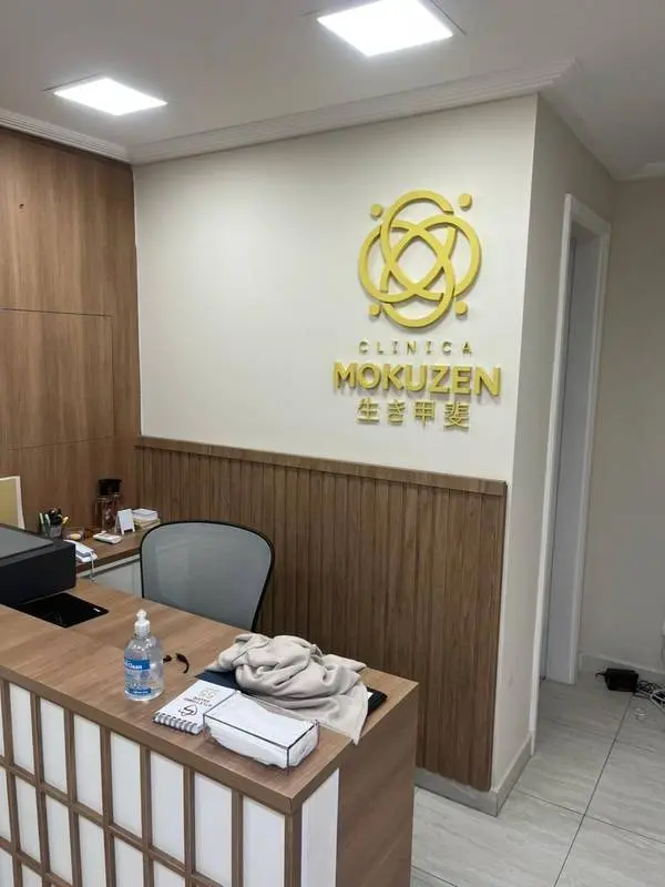 Mokuzen — Letra caixa dourada na recepção